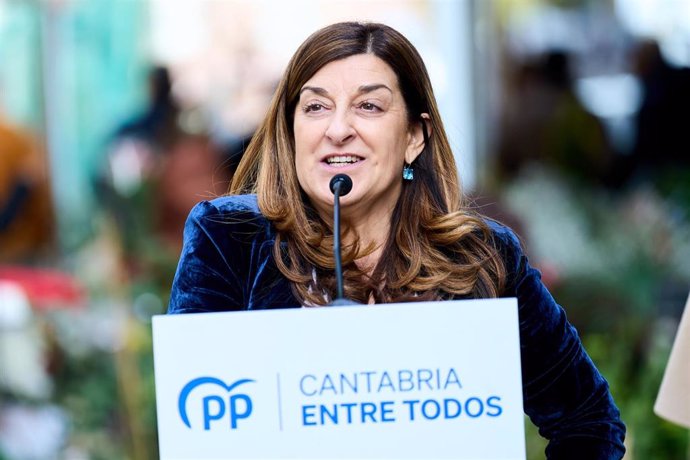 Archivo - La presidenta autonómica del PP, María José Sáenz de Buruaga, en una intervención en Santander.
