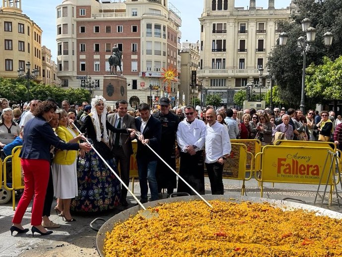 Alicante toma Córdoba con un arroz gigante para promocionar la gastronomía y las Hogueras
