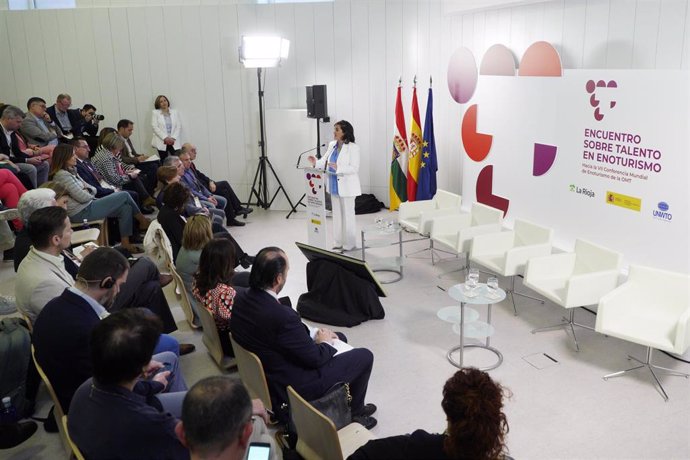 La presidenta del Gobierno de La Rioja, Concha Andreu, interviene durante la apertura institucional del Encuentro sobre Talento en Enoturismo, a 24 de marzo de 2023, en Haro, La Rioja (España). 