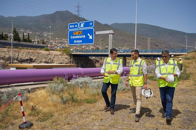 El presidente del Cabildo de Tenerife, Pedro Martín (i), en una visita a la conducción de agua regenerada del sur de la isla