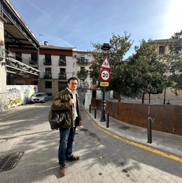 Agustín González junto al solar del Palacio de los Uribe