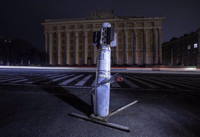 Archivo - 23 December 2022, Ukraine, Kharkiv: A deactivated unexploded missile on display in front of the Kharkiv Regional Administration Building that was heavily damaged during a missile strike on 01 March 2022. Photo: Mark Edward Harris/ZUMA Press Wi