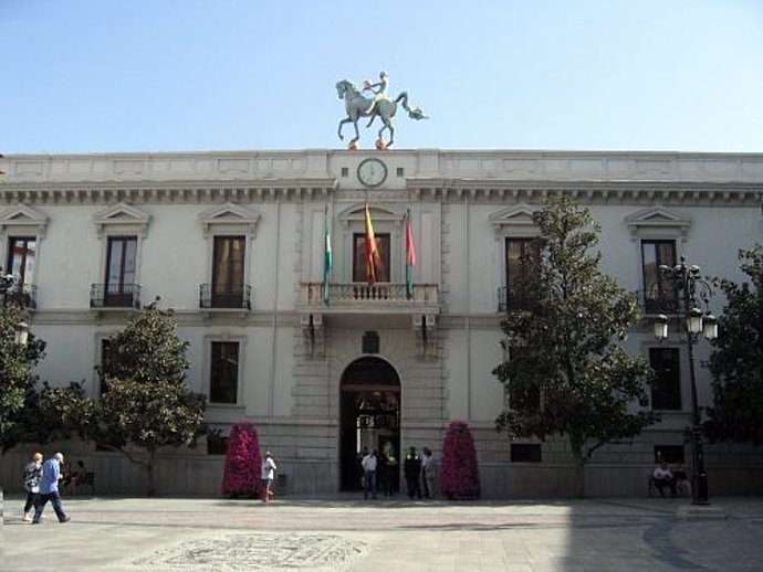 Archivo - Fachada del Ayuntamiento de Granada, en imagen de archivo