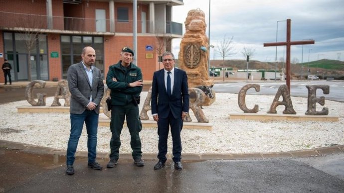 El consejero de Servicios Sociales y Gobernanza Pública, Pablo Rubio; el teniente coronel jefe accidental de la UAR y jefe del CAE, Alberto Arnáez, y el teniente coronel de la UAR, Diego Luis Mimbrero, visitan el PEFE