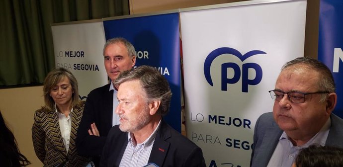 El secretario autonómico del PP, Francisco Vázquez, flanqueado por el candidato a la alcaldía de Segovia, José Mazarías y el consejero de Sanidad, Alejandro Vázquez.