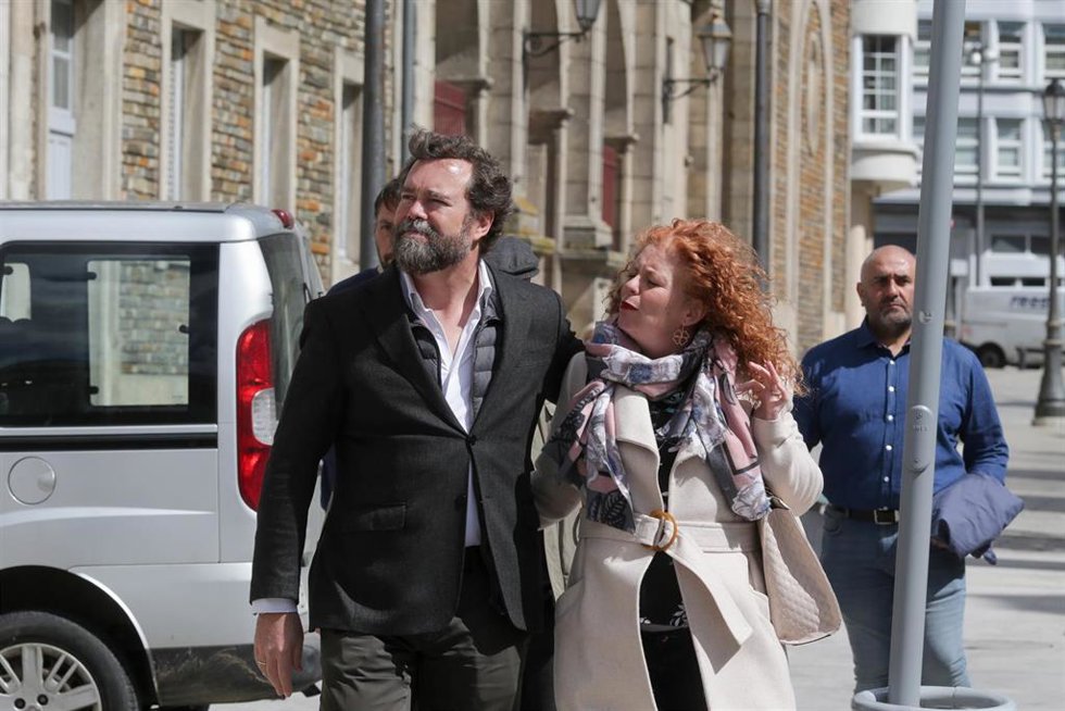 El portavoz de Vox en el Congreso de los Diputados, Iván Espinosa de los Monteros, acompañado por la presidenta de Vox Lugo y candidata del partido a la alcaldía de Lugo