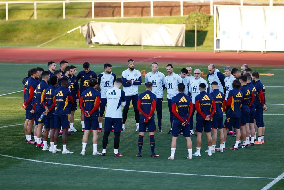 Luis de la Fuente habla con los internacionales durante la primera sesión de la selección española