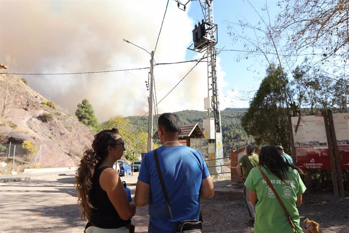 Varios vecinos de uno de los pueblos en riesgo por el incendio forestal originado en Villanueva de Viver, a 23 de marzo de 2023, en San Agustín, Teruel, Aragón (España).  