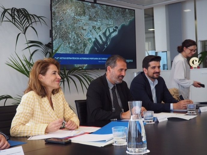 La ministra de Transportes, Movilidad y Agenda Urbana, Raquel Sánchez, en una reunión con el presidente del Port de Tarragona y otros miembros del Comité Ejecutivo de la Autoridad Portuaria de Tarragona (APT).