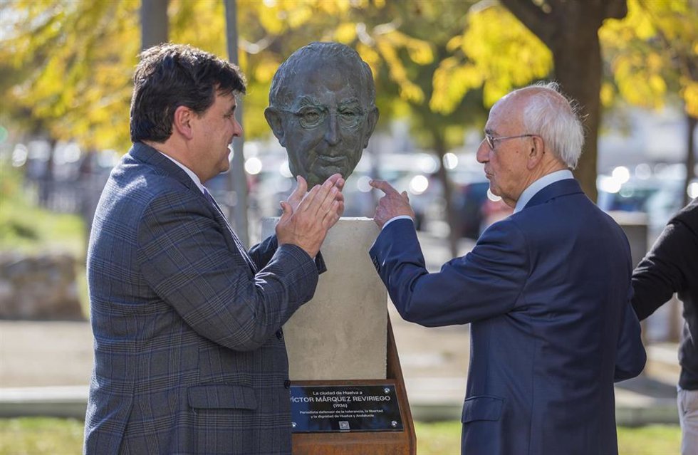 Huelva rinde homenaje al periodista Víctor Márquez Reviriego en su Paseo de los Comunicadores