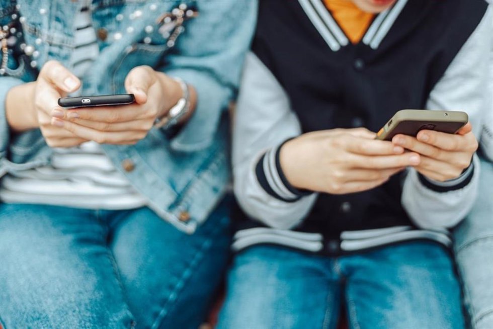 Adolescentes, adicción al teléfono, jóvenes, nuevas tecnologías, redes sociales.