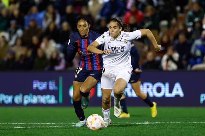Archivo - Rocio Galvez of Real Madrid and Salma Paralluelo of FC Barcelona in action during the Spanish Women Supercup, Semi Final 2, football match played between FC Barcelona and Real Madrid at Estadio Romano Jose Fouto on january 19, 2023, in Merida,