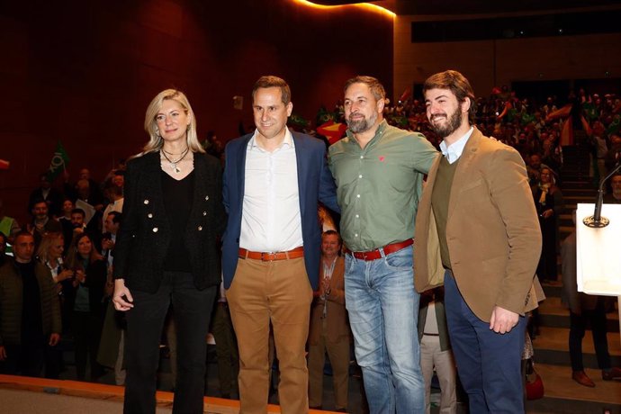 El presidente de VOX, Santiago Abascal y el vicepresidente de la Junta de Castilla y León, Juan García-Gallardo, posan durante un acto de VOX en Valladolid
