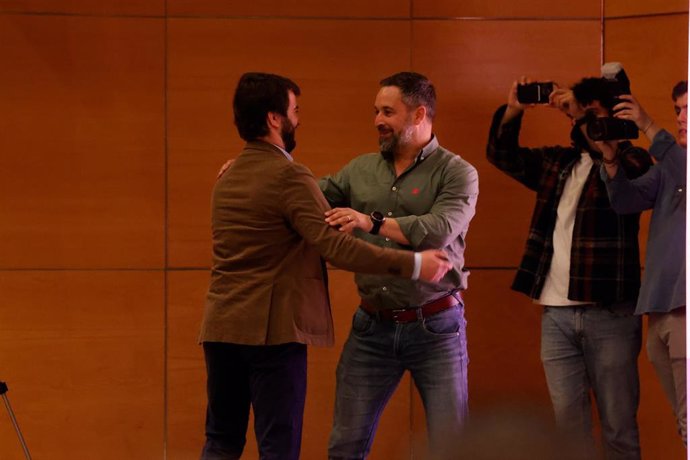El vicepresidente de la Junta de Castilla y León, Juan García-Gallardo (i) y el presidente de VOX, Santiago Abascal (d), se saludan a su llegada a un acto de VOX en el marco del programa 'España Decide', en el Auditorio Feria de Valladolid