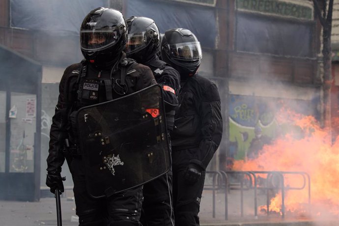 24 March 2023, France, Paris: Anti-riot police officers can be seen during a demonstration against pension reforms. Photo: Julien Mattia/Le Pictorium via ZUMA Press/dpa