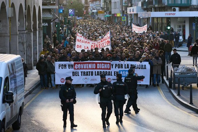Archivo - Agentes de policía frente a una manifestación de los trabajadores de la empresa Aspla