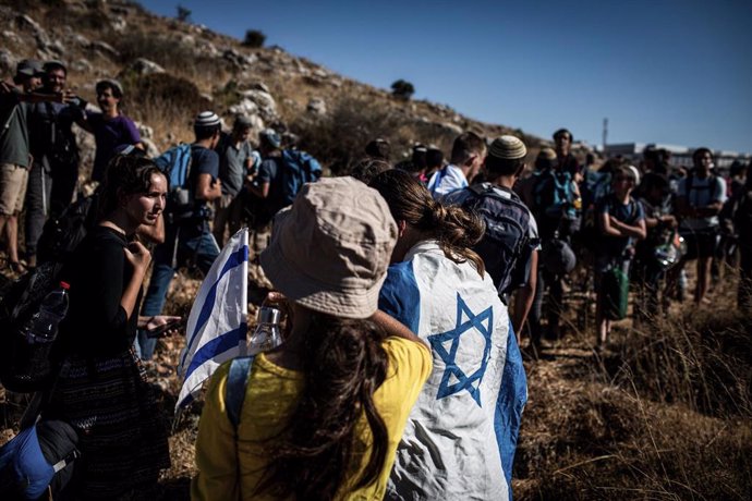 Archivo - Colonos israelíes de camino a construir un nuevo asentamiento en Cisjordania.