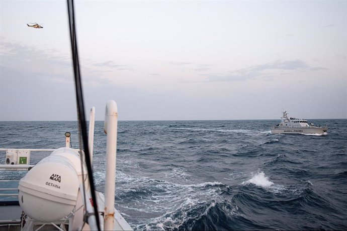 Un velero de la Guardia di Finanza italiana y un helicóptero escoltan un barco humanitario español con 40 rescatados en el puerto de Otona.