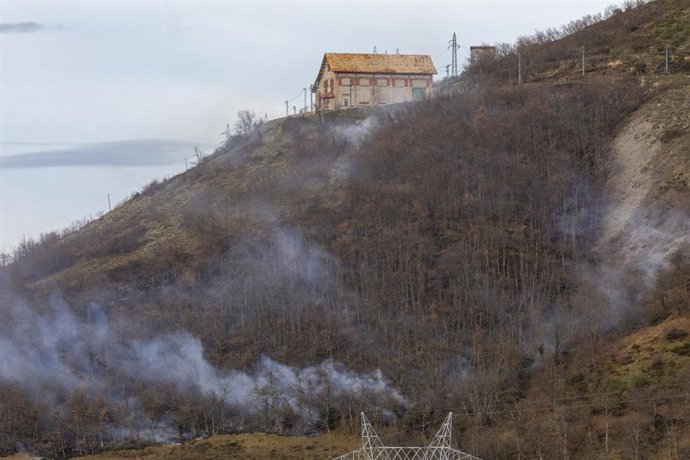 Archivo - Humo en un incendio forestal declarado ya extinguido junto a la estación de tren de Pajares, a 3 de enero de 2022, en Lena, Asturias, (España). 