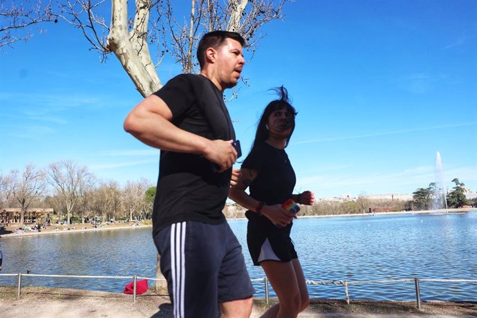 Dos personas hacen footing en la Casa de Campo, a 19 de marzo de 2023, en Madrid (España). A falta de un día para que comience la primavera, el lunes 20 de marzo, los madrileños han salido a disfrutar del buen tiempo en terrazas y parques. Según la Agen