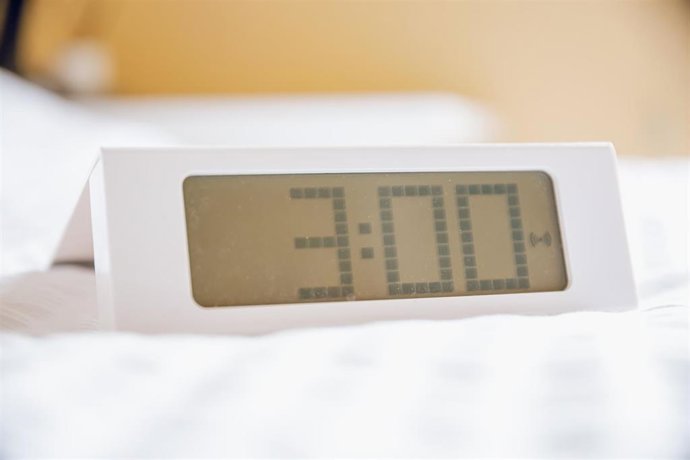 Archivo - Un reloj digital marca las 3:00 horas, a 24 de marzo de 2022, en Madrid (España). En la madrugada del sábado 26 de marzo al domingo 27, las 02.00 horas serán las 03.00 horas. Desde hace 82 años, con la llegada de la primavera, el último sábado