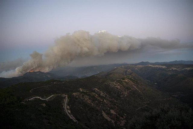 Vista general de una columna de humo provocada por un incendio forestal originado en Villanueva de Viver, desde el Pico de Santa Bárbara, a 24 de marzo de 2023, en Fuente de la Reina, Castellón de la Plana, Comunidad Valenciana (España). El avance del Gra