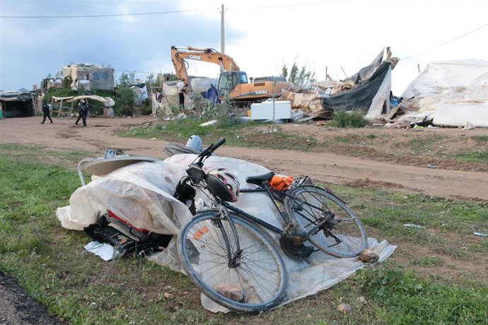 Archivo - Las máquinas derriban en enero las infraviviendas del asentamiento de El Walili, en Níjar (Almería)