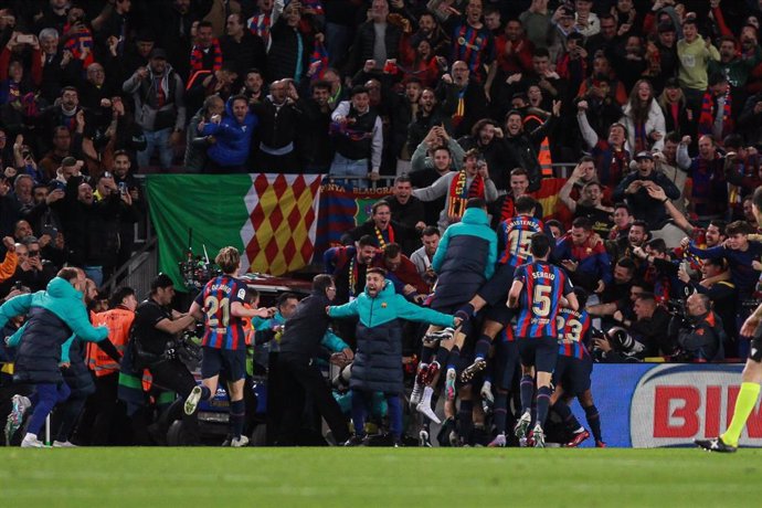 Jugadores del FC Barcelona celebran uno de sus goles en el Clásico ante el Real Madrid