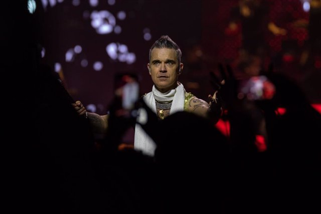 El cantant britànic Robbie Williams en el seu primer concert a Barcelona dins de la gira pel seu 25è aniversari als escenaris com a solista