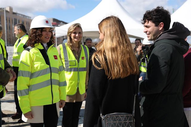 La presidenta de la Comunidad de Madrid, Isabel Díaz Ayuso, y la consejera de Medio Ambiente, Vivienda y Agricultura, Paloma Martín, durante su visita a las obras de edificación del Plan Vive en San Sebastián de los Reyes, a 9 de marzo de 2023