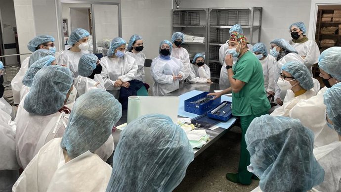 La central de esterilización del Hospital de la Arrixaca se abre por primera vez a estudiantes