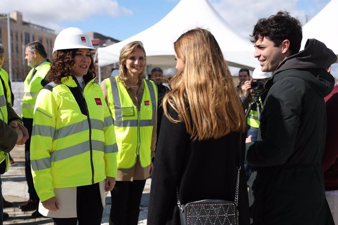 La presidenta de la Comunidad de Madrid, Isabel Díaz Ayuso (i), y la consejera de Medio Ambiente, Vivienda y Agricultura, Paloma Martín (d), durante su visita a las obras de edificación y el piso piloto de una de las promociones del Plan Vive del Gobier