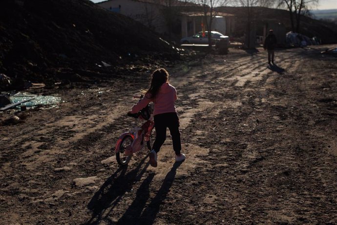Archivo - Una niña con una bicicleta en el sector VI de la Cañada Real.