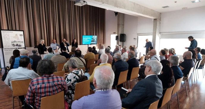 El alcalde de Sevilla y el delgado de Hábitat Urbano, en una reunión con vecinos de Su Eminencia.