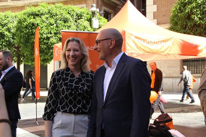 Ciudadanos ha presentado esta mañana en la Plaza de los Apóstoles de Murcia a su candidato a la alcaldía de la ciudad, Pedro García Rex