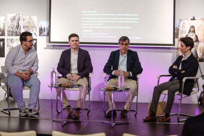 La Fundación Cajasol celebra la mesa redonda sobre 'Los jóvenes en las cofradías: papel, responsabilidad, retos'.