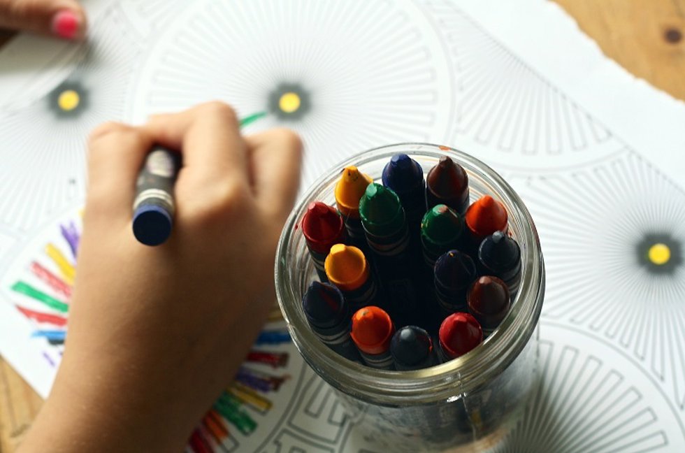 Archivo - Alumno pintando en un aula.