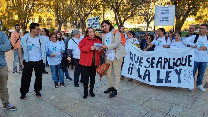 La concejala socialista Carmen Martín junto a la asociación 'Nosotros También Contamos'