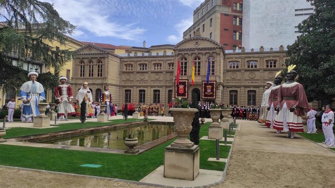 El Cuerpo de Ciudad del Ayuntamiento de Pamplona, en el Jardín del Palacio de Navarra con motivo de la celebración de su declaración como Bien de Interés Cultural inmaterial por parte del Gobierno de Navarra.