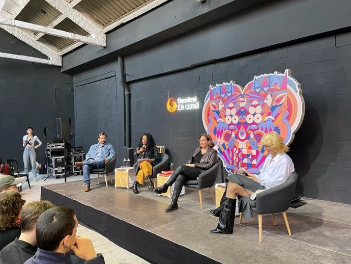 Roy Galán, Jess González, Ada Colau y Samantha Hudson en el encuentro 'Feminismos Compartidos' celebrado en Barcelona.