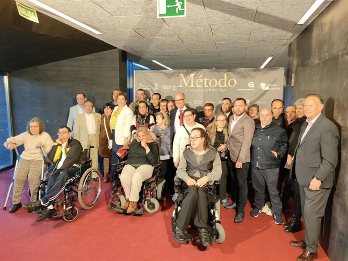 Actores, director y representantes institucionales en el preestreno del documental 'El Método' en Salamanca