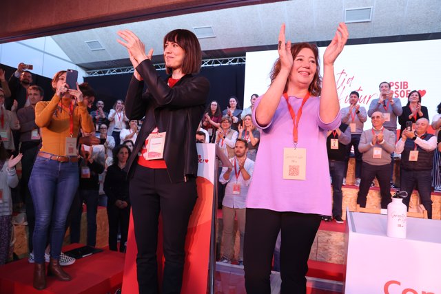 La ministra de Ciencia e Innovación, Diana Morant (i) y la presidenta del Govern balea, Francina Armengol (d), aplauden a su llegada a la inauguración de la conferencia  política del PSIB-PSOE