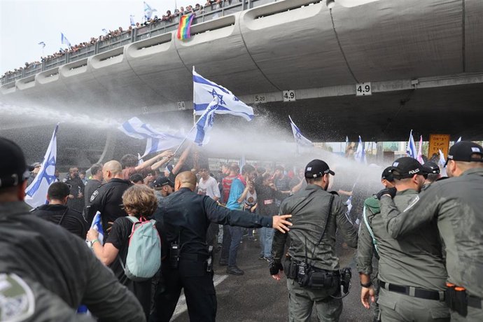 La Policía israelí emplea un cañón de agua contra una manifestación en Isarel en una imagen de archivo
