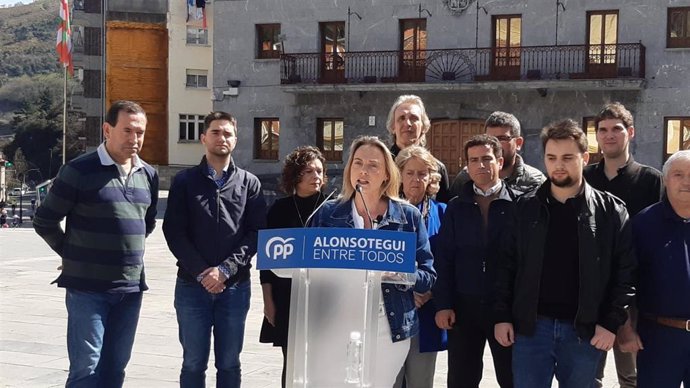 Raquel González en el acto de presentación del candidato popular a la alcaldía de Alonsotegi, Oihalitz Fernández-Gil.