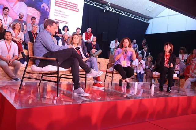 La presidenta del Govern balea, Francina Armengol (i) y la ministra de Ciencia e Innovación, Diana Morant (d), intervienen durante la inauguración de la conferencia política del PSIB-PSOE