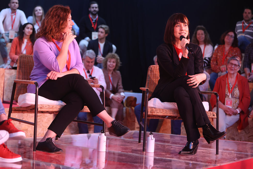 La presidenta del Govern balea, Francina Armengol (i) y la ministra de Ciencia e Innovación, Diana Morant (d), intervienen durante la inauguración de la conferencia política del PSIB-PSOE