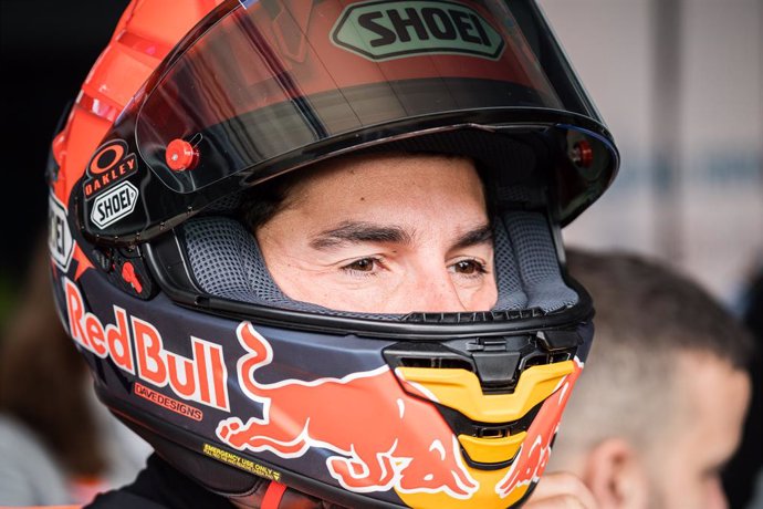 El piloto de MotoGP, Marc Márquez, durante una prueba de combustible 100 % renovable organizada por Repsol, a 17 de marzo de 2023, en Madrid (España). La prueba de combustible 100% renovable ha consistido en un trayecto en moto por las calles de Madrid,