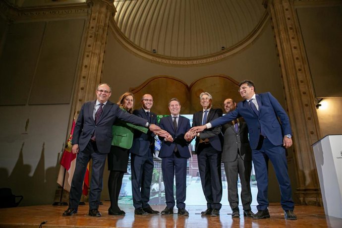El presidente de Castilla-La Mancha, Emiliano García-Page, y el rector de la Universidad de Alcalá (UAH), José Vicente Sáez, han rubricado un convenio de colaboración para la construcción del nuevo Campus de Guadalajara.