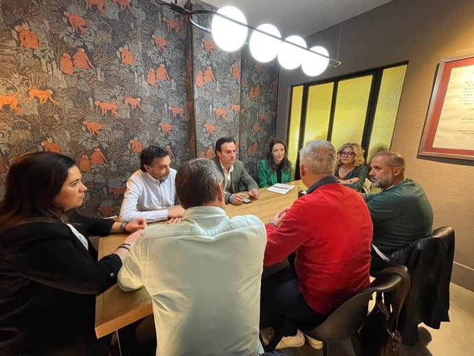 Agustín González en la reunión con representantes del movimiento de comercios y empresas del Centro MÜY.