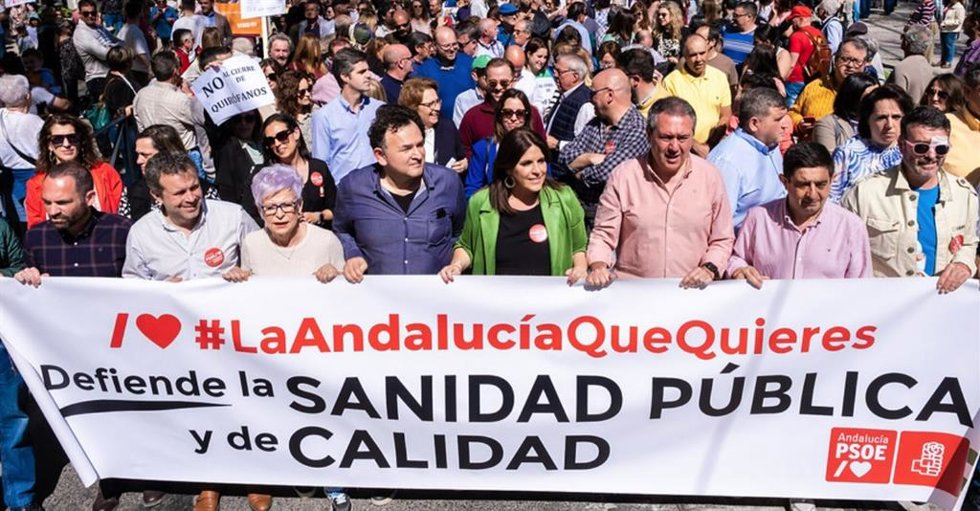 Espadas, en la manifestación de Jerez convocada por Marea Blanca, como en el resto de provincias andaluzas, en defenesa de la sanidad pública.